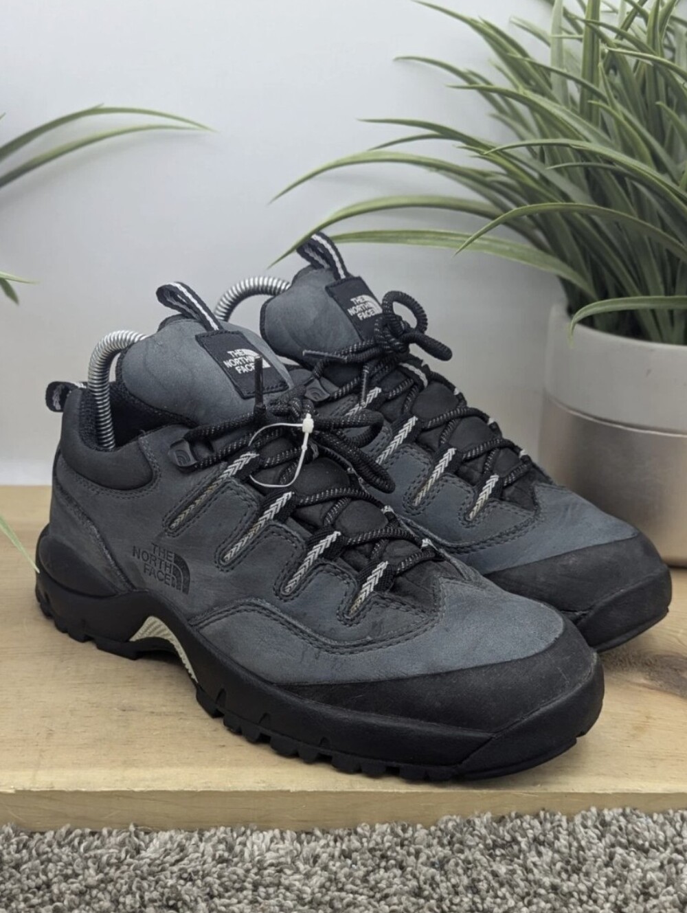 The North Face Womens Size 7 Hiking Trail Climbing Shoes Walking Camping Fishing
